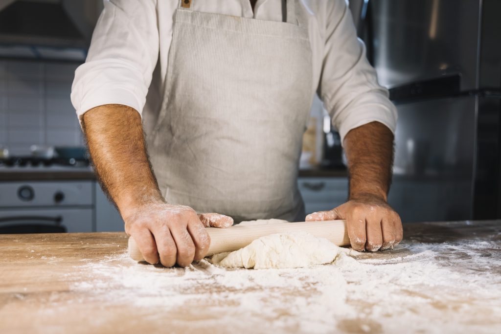 Mostrar um padeiro preparando uma massa