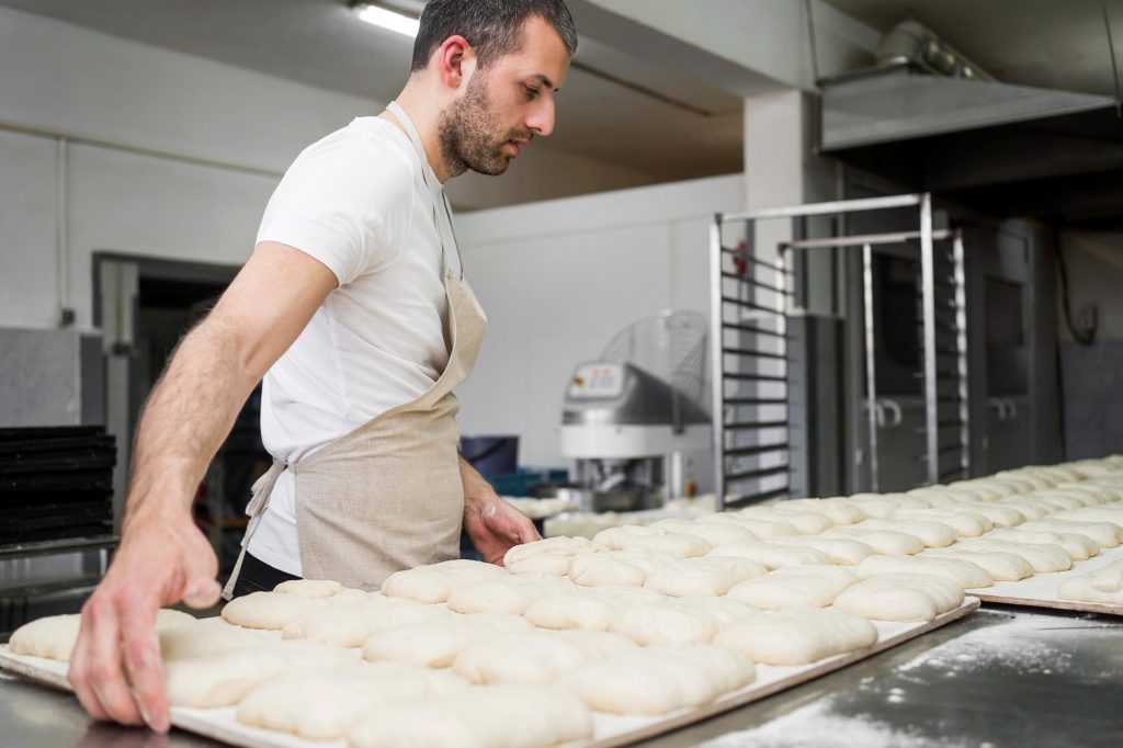 padeiro produzindo pães.