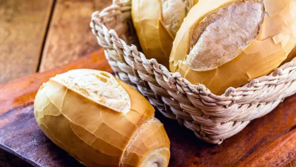 Cesta com pão-francês.